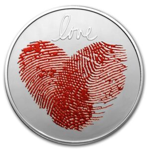 Moneda de plata con 2 huellas digitales formando un corazón con la palabra love en la parte superior, con fondo brillantes, pulido espejo.