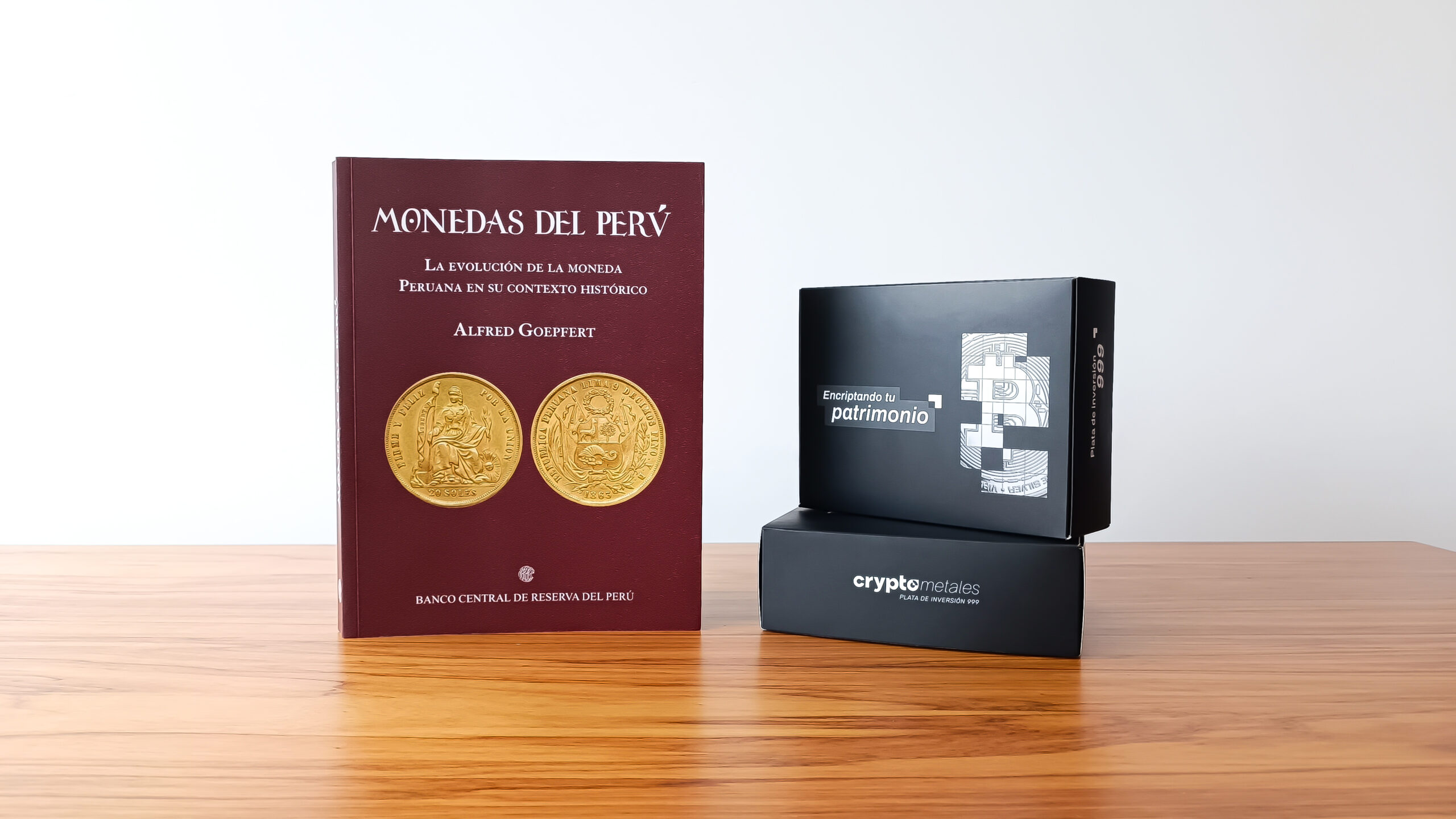 Libro Monedas del Perú de Alfred Goepfert junto a packaging de Crypto Metales.