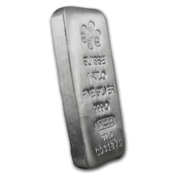 Lingote de plata de acuñación suiza PAMP de 1 kilo con nivel de pureza de 999 y numero de serie único mostrándose de forma diagonal