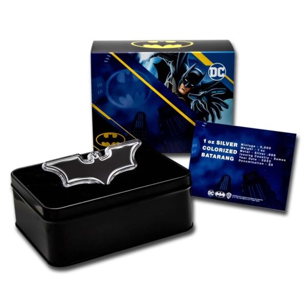 Fotografía de la caja, el certificado y el Batarang black.