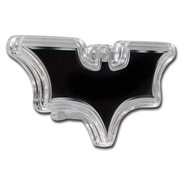El arma de Batman con diseño de murciélago en color negro con cápsula protectora.