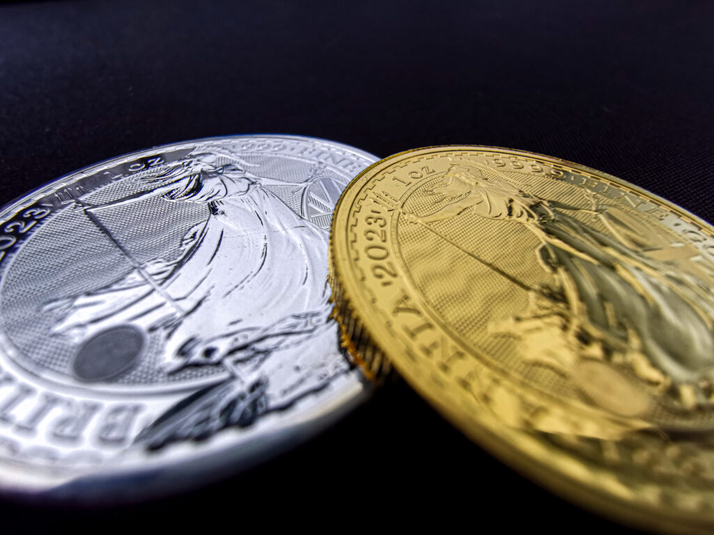 Moneda de plata y oro Britannia 2023. Porque el precio spot es diferente al precio del metal físico.