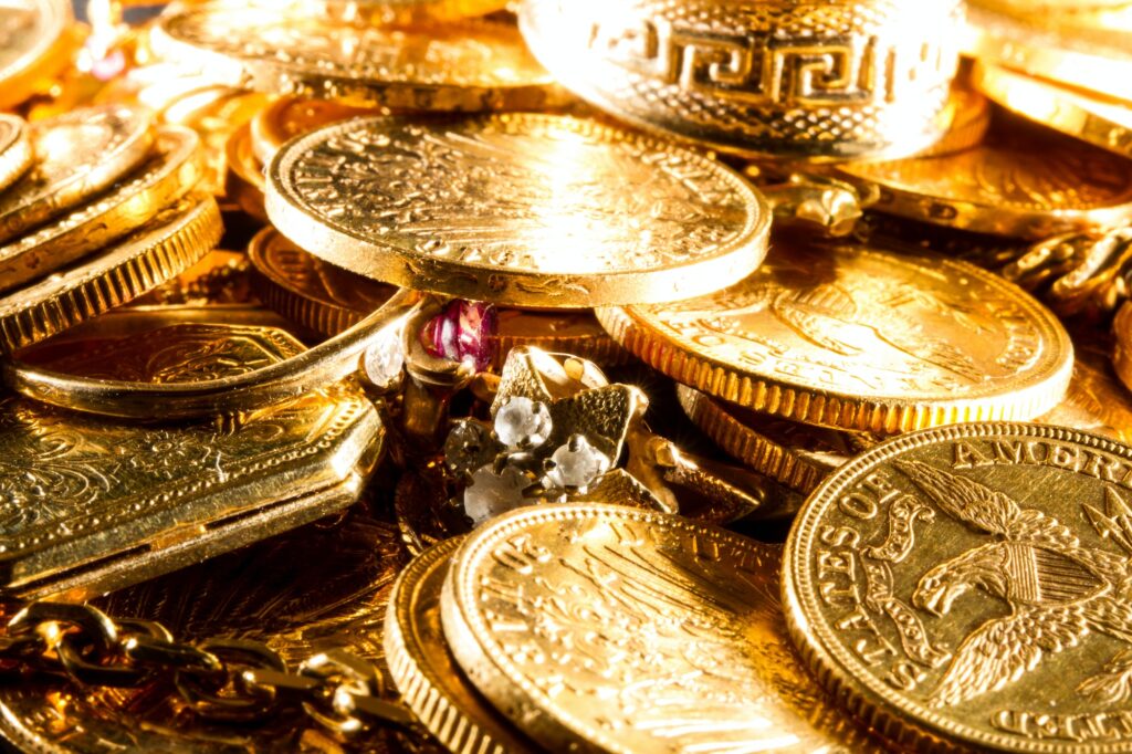 Joyería y monedas de oro. La acuñación y procesos para obtenerlas hacen que el precio del oro físico sea diferente al precio spot.
