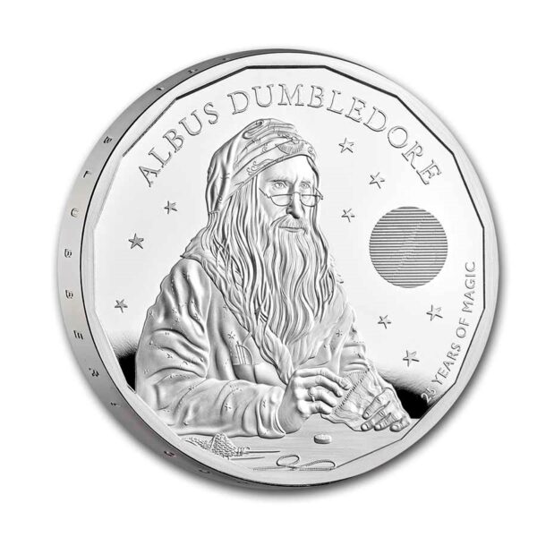 Moneda de plata 999 con el diseño de Albus Dumbledore sentado en mesa por los 25 años de Harry Potter en ángulo inclinado para apreciar el canto de la moneda con inscripciones.