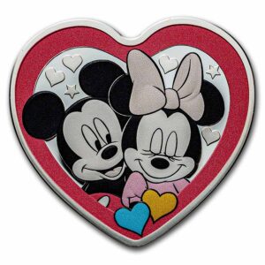 Moneda de plata Disney en forma de corazón con Mickey y Minnie a color.