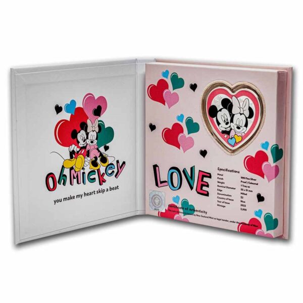 Packaging abierto de la Moneda de plata Disney en forma de corazón con Mickey y Minnie a color.